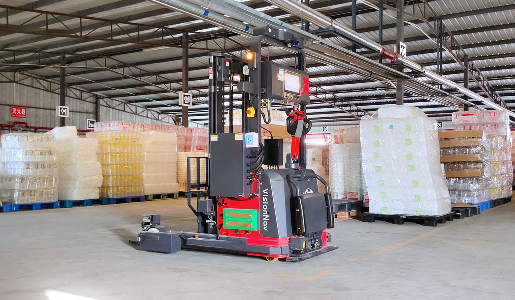 AGV小車智能叉車實現跨樓層搬運助力食品加工企業智能化生產管理