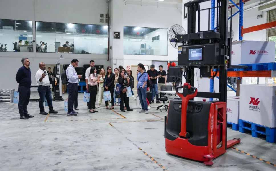 快訊 |「香港科技大學調研團」到訪參觀明升ms88機器人深圳總部